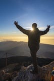 Hiker наслаждаясь восходом солнца от верхней части вулкана El Teide стоковое изображение rf Hiker наслаждаясь восходом солнца от верхней части вулкана El Teide стоковое изображение rf