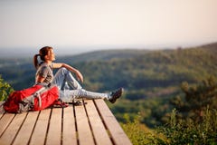 Hiker наслаждаясь на солнце на перерыве от пешего туризма стоковые изображения Hiker наслаждаясь на солнце на перерыве от пешего туризма стоковые изображения