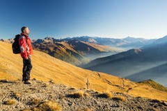 Hiker отдыхая на верхней части горы стоковое фото Hiker отдыхая на верхней части горы стоковое фото