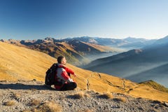 Hiker отдыхая на верхней части горы стоковое изображение Hiker отдыхая на верхней части горы стоковое изображение