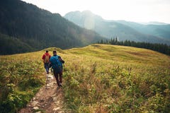 2 hikers идя вниз с следа в глуши Стоковое Фото