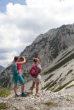 Hikers идя на поход в ландшафте природы горы и принимая фото стоковые изображения rf Hikers идя на поход в ландшафте природы горы и принимая фото стоковые изображения rf