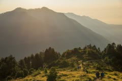 Hikers идя на холм Poon и красивое небо восхода солнца, Непал стоковые изображения rf Hikers идя на холм Poon и красивое небо восхода солнца, Непал стоковые изображения rf