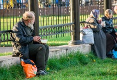 Hilfe zum Obdachloser lizenzfreie stockfotos Hilfe zum Obdachloser lizenzfreie stockfotos