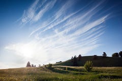 Hillfort av satrijaen i det Litauen landskapet med trevliga moln i himlen royaltyfri bild Hillfort av satrijaen i det Litauen landskapet med trevliga moln i himlen royaltyfri bild