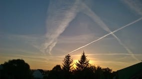 Himmel, Bäume eine Dämmerung mit erstaunlicher flacher Landschaft lizenzfreie stockfotografie Himmel, Bäume eine Dämmerung mit erstaunlicher flacher Landschaft lizenzfreie stockfotografie