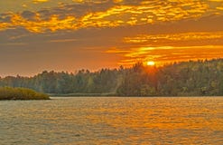 Himmel in Flammen bei Autumn Sunrise stockfotografie Himmel in Flammen bei Autumn Sunrise stockfotografie
