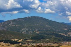 Himmlische Landschaft mit flaumigen Wolken über dem Berg lizenzfreie stockfotografie Himmlische Landschaft mit flaumigen Wolken über dem Berg lizenzfreie stockfotografie
