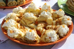 Hin-Rougepfannkuchen auf Milch mit Buttercreme, wickelten in einem Umschlag ein und überstiegen mit Stau Pfannkuchen werden auf e lizenzfreie stockfotografie Hin-Rougepfannkuchen auf Milch mit Buttercreme, wickelten in einem Umschlag ein und überstiegen mit Stau Pfannkuchen werden auf e lizenzfreie stockfotografie