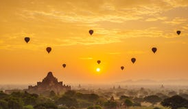 Hinche sobre el llano de Bagan por mañana brumosa, Myanmar imágenes de archivo libres de regalías Hinche sobre el llano de Bagan por mañana brumosa, Myanmar imágenes de archivo libres de regalías