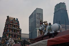 Hindischer Tempel und Wolkenkratzer in Singapur lizenzfreie stockfotografie Hindischer Tempel und Wolkenkratzer in Singapur lizenzfreie stockfotografie