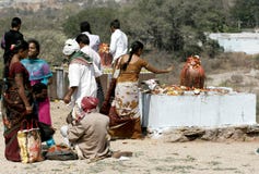 Hinduiska fantaster utför puja till lordsivaen som göras ut ur stenen royaltyfri bild Hinduiska fantaster utför puja till lordsivaen som göras ut ur stenen royaltyfri bild