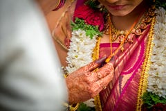 Hinduska Indiańska panna młoda Przystosowywa jej Mangalsutra fotografia royalty free Hinduska Indiańska panna młoda Przystosowywa jej Mangalsutra fotografia royalty free