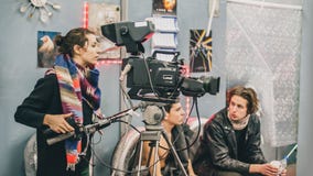 Hinter der Szene Filmteamschmierfilmbildungs-Filmszene im Studio lizenzfreies stockbild Hinter der Szene Filmteamschmierfilmbildungs-Filmszene im Studio lizenzfreies stockbild