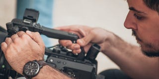 Hinter der Szene Kameramannschießen-Filmszene mit seiner Kamera lizenzfreie stockfotos Hinter der Szene Kameramannschießen-Filmszene mit seiner Kamera lizenzfreie stockfotos
