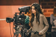 Hinter der Szene Weibliche Kameramannschießen-Filmszene mit kam stockfoto Hinter der Szene Weibliche Kameramannschießen-Filmszene mit kam stockfoto