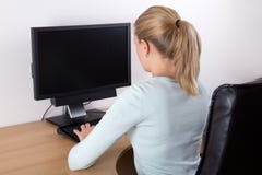 Hintere Ansicht der Frau, die Personal-Computer im Büro verwendet lizenzfreie stockfotos Hintere Ansicht der Frau, die Personal-Computer im Büro verwendet lizenzfreie stockfotos