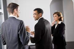 Hintere Ansicht der Wirtschaftler lizenzfreie stockfotos Hintere Ansicht der Wirtschaftler lizenzfreie stockfotos