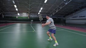 Hintere Ansicht des Mannes kleidete in der weißen Sportausstattungsumhüllung und in zurückgehenden Aufsetzern mit Schläger an Pro stock video Hintere Ansicht des Mannes kleidete in der weißen Sportausstattungsumhüllung und in zurückgehenden Aufsetzern mit Schläger an Pro stock video