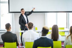 Hintere Ansicht des Publikums in der Konferenzsaal- oder Seminarsitzung, die Sprecher auf dem Stadium, dem Geschäft und der Ausbi lizenzfreies stockfoto Hintere Ansicht des Publikums in der Konferenzsaal- oder Seminarsitzung, die Sprecher auf dem Stadium, dem Geschäft und der Ausbi lizenzfreies stockfoto