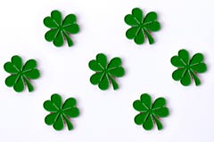 Hintergrund für St- Patrick` s Tag für Entwurf mit Klee Klee getrennt auf weißem Hintergrund Irische Symbole des Feiertags Ther lizenzfreie abbildung Hintergrund für St- Patrick` s Tag für Entwurf mit Klee Klee getrennt auf weißem Hintergrund Irische Symbole des Feiertags Ther lizenzfreie abbildung