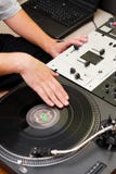 Hip-hop DJ que risca o registro de vinil foto de stock royalty free Hip-hop DJ que risca o registro de vinil foto de stock royalty free