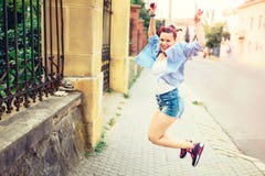 Hippie-Mädchen, das um Stadtlandschaft während des Musikfestivals springt Lächelndes Mädchen, das glücklich sind und Genießen des Stockfotos Hippie-Mädchen, das um Stadtlandschaft während des Musikfestivals springt Lächelndes Mädchen, das glücklich sind und Genießen des Stockfotos