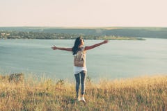 Hippie-Reisemädchen mit Rucksack lizenzfreies stockfoto Hippie-Reisemädchen mit Rucksack lizenzfreies stockfoto