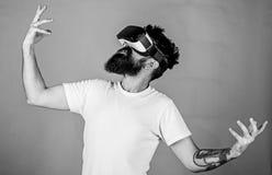 Hippie sur le visage enthousiaste ayant l'amusement dans la r?alit? virtuelle Concept virtuel de partie Type avec la danse d'affi images libres de droits Hippie sur le visage enthousiaste ayant l'amusement dans la r?alit? virtuelle Concept virtuel de partie Type avec la danse d'affi images libres de droits