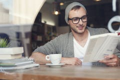 Hipster που διαβάζει ένα βιβλίο στοκ φωτογραφία με δικαίωμα ελεύθερης χρήσης Hipster που διαβάζει ένα βιβλίο στοκ φωτογραφία με δικαίωμα ελεύθερης χρήσης