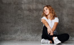 Hipsterflicka som bär den tomma vita t-skjortan, jeans mot väggen, royaltyfria foton Hipsterflicka som bär den tomma vita t-skjortan, jeans mot väggen, royaltyfria foton