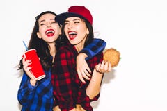 Hipsterflickor med den vegetariska hamburgaren som dricker en sodavatten från sugrör och har gyckel som är lycklig, ler och skrat royaltyfria bilder Hipsterflickor med den vegetariska hamburgaren som dricker en sodavatten från sugrör och har gyckel som är lycklig, ler och skrat royaltyfria bilder