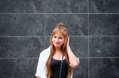 Hipstermeisje op een donkere steenachtergrond die een gebaar van dou maken stock afbeeldingen Hipstermeisje op een donkere steenachtergrond die een gebaar van dou maken stock afbeeldingen