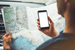 Hipstermens die op navigatiekaart kijken in auto, toeristenreiziger die en in mannelijke gps van handensmartphone met het schone royalty-vrije stock foto Hipstermens die op navigatiekaart kijken in auto, toeristenreiziger die en in mannelijke gps van handensmartphone met het schone royalty-vrije stock foto