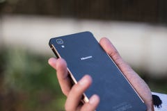 HiSense telefon i hand royaltyfria bilder HiSense telefon i hand royaltyfria bilder