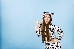 Historieta de los pijamas de la mujer que lleva que destaca Fotografía de archivo Historieta de los pijamas de la mujer que lleva que destaca Fotografía de archivo