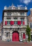 Historisch wiegen Sie Haus in der alten Mitte von Haarlem Lizenzfreies Stockbild Historisch wiegen Sie Haus in der alten Mitte von Haarlem Lizenzfreies Stockbild