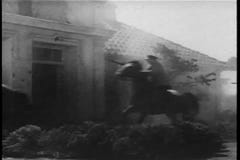 Historische Wiederinkraftsetzung - bewaffnete Bauern zu Pferd, die deutsche Soldaten im Dorf angreifen stock footage Historische Wiederinkraftsetzung - bewaffnete Bauern zu Pferd, die deutsche Soldaten im Dorf angreifen stock footage