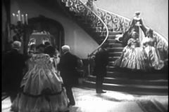 Historische Wiederinkraftsetzung von den Leuten, die zu High Society-Partei im Jahre 1840 s kommen stock footage Historische Wiederinkraftsetzung von den Leuten, die zu High Society-Partei im Jahre 1840 s kommen stock footage