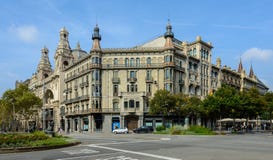 Historisches Gebäude in Barcelona auf dem Gran über de Les Corts Cata lizenzfreies stockfoto Historisches Gebäude in Barcelona auf dem Gran über de Les Corts Cata lizenzfreies stockfoto