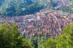 Historisches Stadtzentrum Brasov gesehen von den Touristen von der Berg-Tampa-Drahtseilbahn Mittelalterliche Stadt in einem Tal - lizenzfreie stockfotos Historisches Stadtzentrum Brasov gesehen von den Touristen von der Berg-Tampa-Drahtseilbahn Mittelalterliche Stadt in einem Tal - lizenzfreie stockfotos