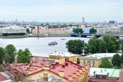 Historiska byggnader av Vasilyevsky Island och vattenområde av den Neva floden i St Petersburg, Ryssland - fågels panorama för si royaltyfria foton Historiska byggnader av Vasilyevsky Island och vattenområde av den Neva floden i St Petersburg, Ryssland - fågels panorama för si royaltyfria foton