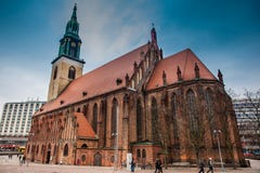 Historiska och härliga Sts Mary kyrka som lokaliseras i centrala Berlin på ett kallt slut av vinterdagen royaltyfri fotografi Historiska och härliga Sts Mary kyrka som lokaliseras i centrala Berlin på ett kallt slut av vinterdagen royaltyfri fotografi