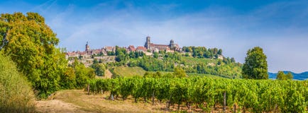 Historyczny miasteczko Vezelay z sławnym Abbeyl, Burgundy, Francja zdjęcie stock Historyczny miasteczko Vezelay z sławnym Abbeyl, Burgundy, Francja zdjęcie stock