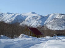 Hiver dans le Kamtchatka Neige et vue de gel des collines et des arbres image stock Hiver dans le Kamtchatka Neige et vue de gel des collines et des arbres image stock