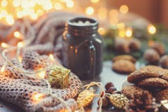 Hiver et arrangement confortables de Noël avec du cacao chaud avec des guimauves et des biscuits faits maison Images stock Hiver et arrangement confortables de Noël avec du cacao chaud avec des guimauves et des biscuits faits maison Images stock