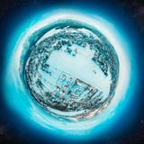 Hiver peu de planète avec un village dans les montagnes couvertes de neige images libres de droits Hiver peu de planète avec un village dans les montagnes couvertes de neige images libres de droits