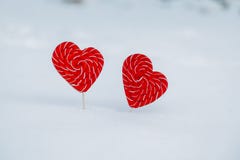 Hjärta-godis två i snön begreppet av förklaringen av förälskelse och sötsaker, valentin dag Ett sött symbol av förälskelse fotografering för bildbyråer Hjärta-godis två i snön begreppet av förklaringen av förälskelse och sötsaker, valentin dag Ett sött symbol av förälskelse fotografering för bildbyråer