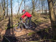 Hochmoderne elektrisch betriebene Mountainbike lizenzfreie stockfotografie Hochmoderne elektrisch betriebene Mountainbike lizenzfreie stockfotografie