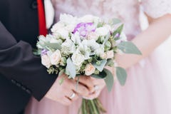 Hochzeit floristry in den H?nden der Braut lizenzfreie stockfotografie Hochzeit floristry in den H?nden der Braut lizenzfreie stockfotografie
